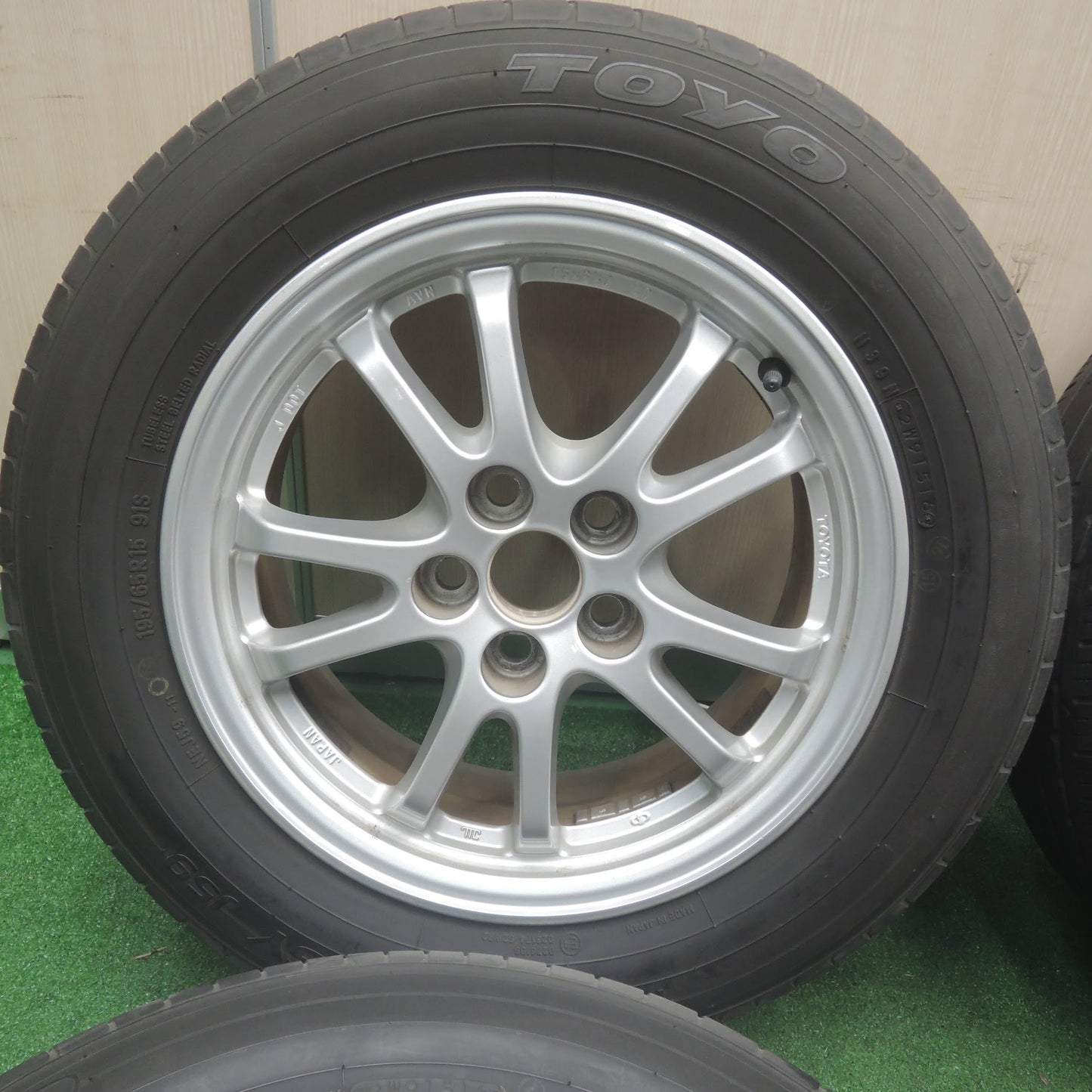 [送料無料]バリ溝！8.5分★トヨタ 50系 プリウス 純正 195/65R15 トーヨー ナノエナジー J59 15インチ PCD100/5H★3103004SYノ