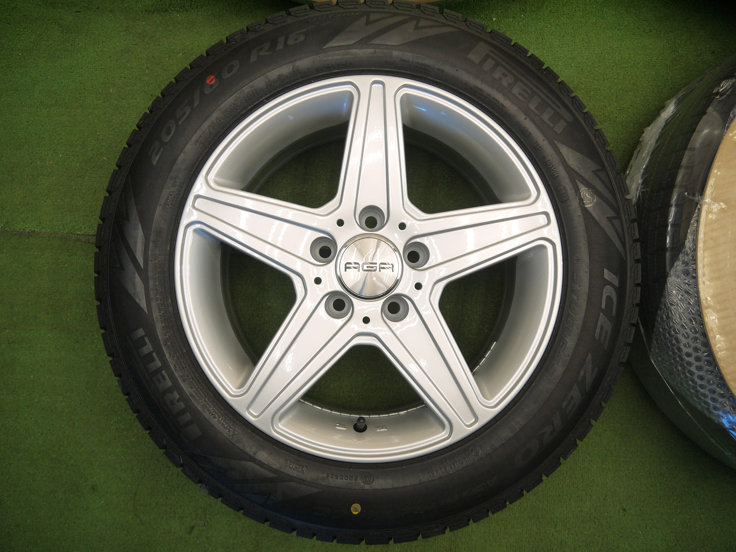 [送料無料]未使用！22年★BMW アウディ 等 AGA 205/60R16 スタッドレス ピレリ アイスゼロ アシンメトリコ PCD112/5H★3011804クス