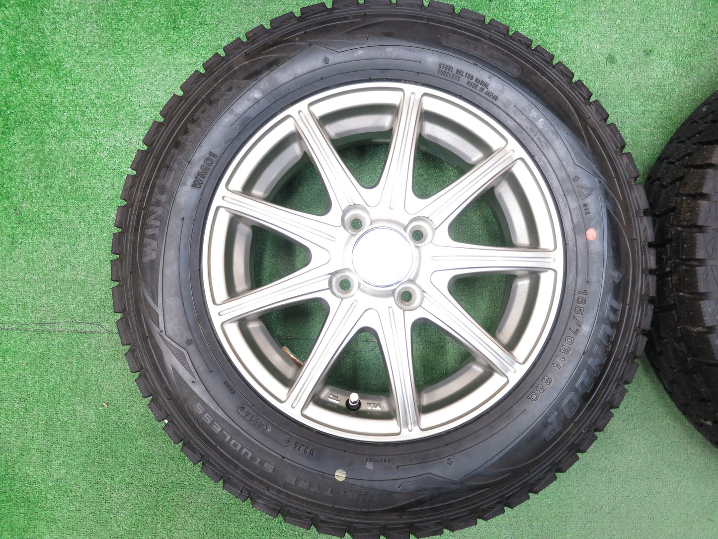 [送料無料]タイヤほぼ未使用！キレイ★スタッドレス 185/70R14 ダンロップ ウインターマックス WM01 RACING FORCE RF 14インチ PCD100/4H★2122808ヒス