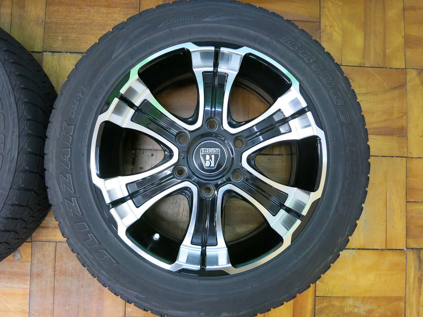 [送料無料]4本★ハイエース等 BARBERO CRIMSON 215/60R17 スタッドレス バルベロ クリムソン ブリヂストン ブリザック DM-V1 17インチ PCD139.7/6H★2040203ヒス