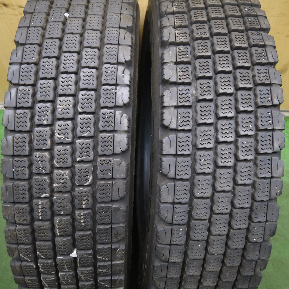 [送料無料]2本価格！20年★★トラック 再生 タイヤ 225/80R17.5 123/122L スタッドレス ブリヂストン W910 ベース 17.5インチ★3040506クスタ