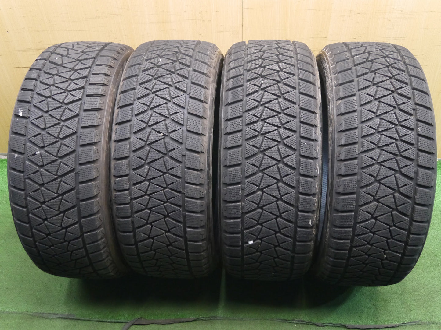 [送料無料]バリ溝！9.5分★スタッドレス 285/45R22 ブリヂストン ブリザック DM-V2 タイヤ 22インチ ベンツG レクサスLX ランクル エスカレード 等★3022503ナスタ
