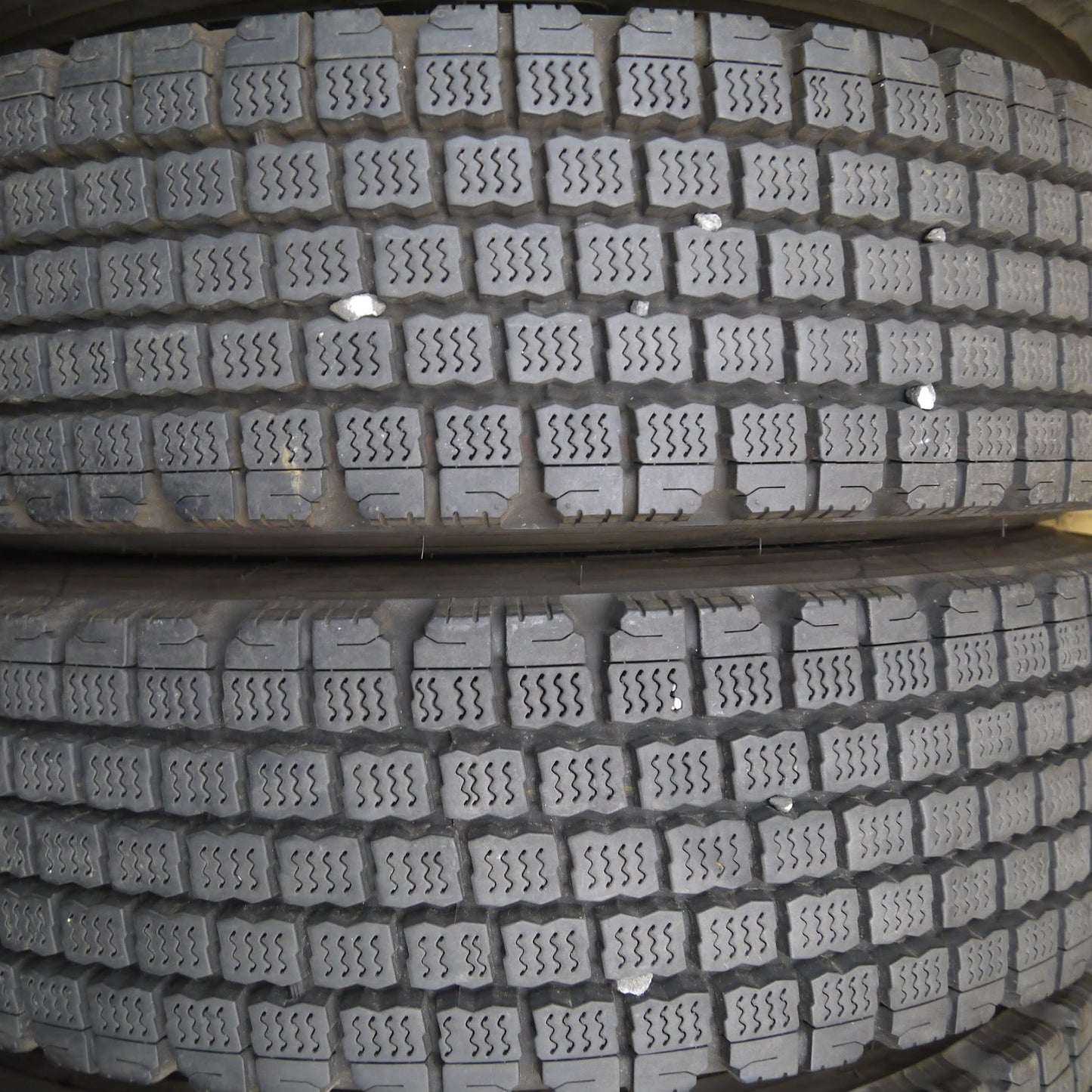[送料無料]バリ溝！22年！8.5分★トラック タイヤ 225/80R17.5 123/122L スタッドレス ブリヂストン W910 17.5インチ★3041801クスタ