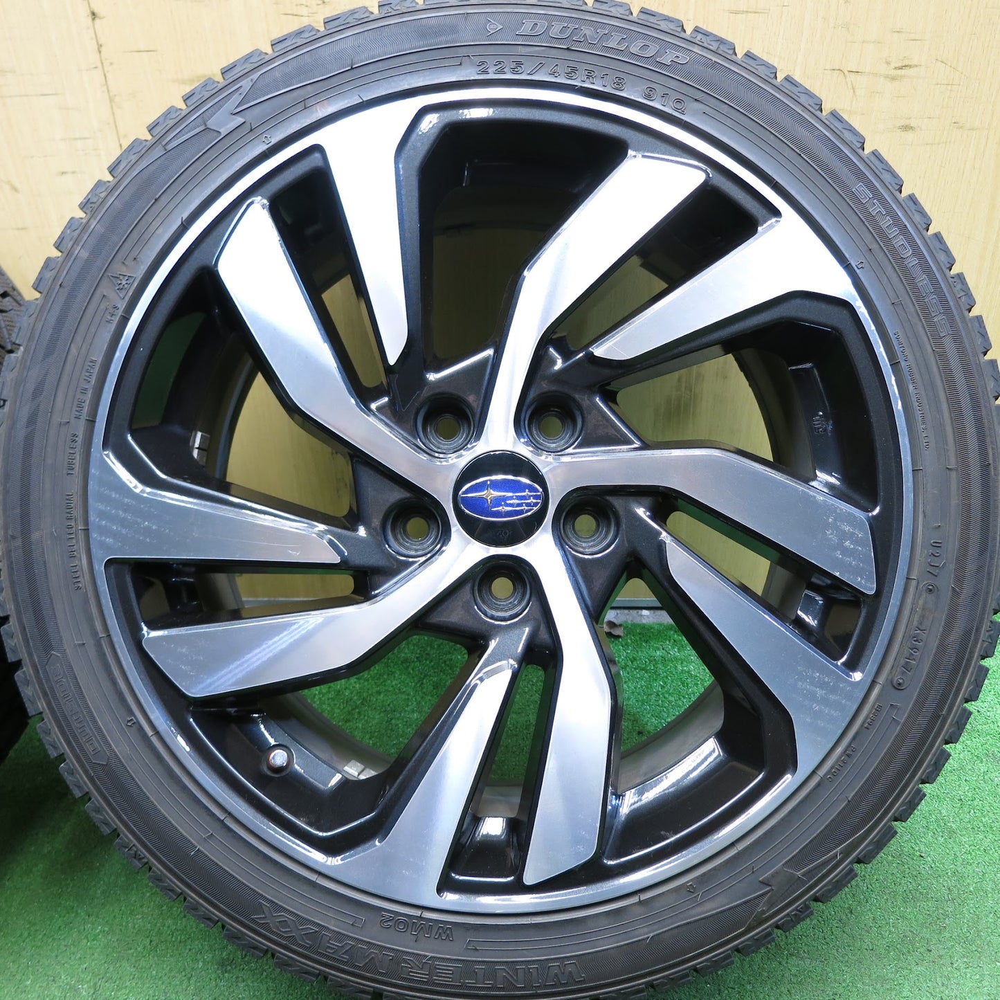 [送料無料]バリ溝！綺麗！9.5分★スバル VM系 レヴォーグ 純正 225/45R18 スタッドレス ダンロップ ウインターマックス WM02 18インチ PCD114.3/5H★3060609Hス
