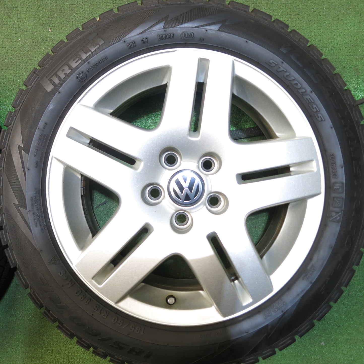 [送料無料]バリ溝！20年！キレイ！9.5分★ワーゲン ポロ 純正 185/60R15 スタッドレス ピレリ アイスアシンメトリコ プラス 15インチ PCD100/5H★3051205Hス