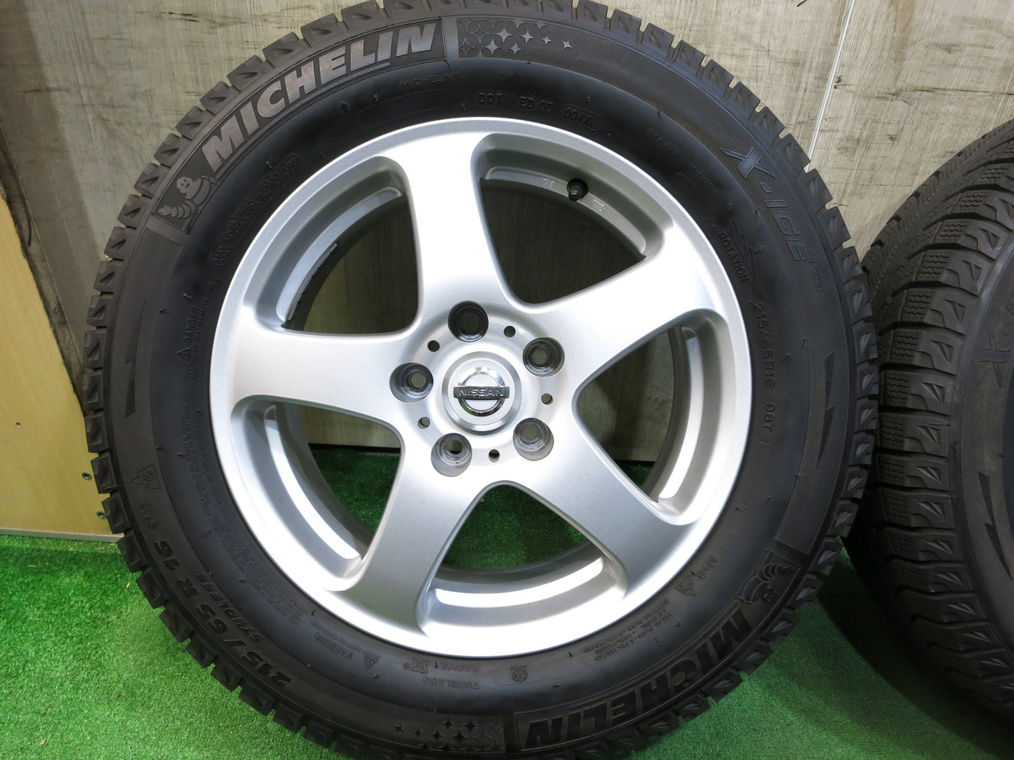 [送料無料]バリ溝！キレイ！9.5分以上★日産 エルグランド 純正 215/65R16 スタッドレス ミシュラン X-ICE XI2 16インチ PCD114.3/5H★2110904Hス