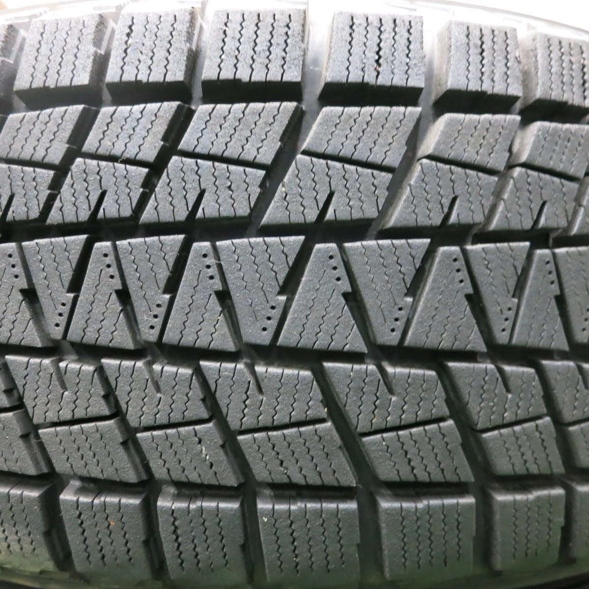 [送料無料]バリ溝！キレイ！9分★アウディ 等 225/60R17 スタッドレス AGA TARGA ブリヂストン ブリザック DM-V1 17インチ PCD112/5H★3100711HAス