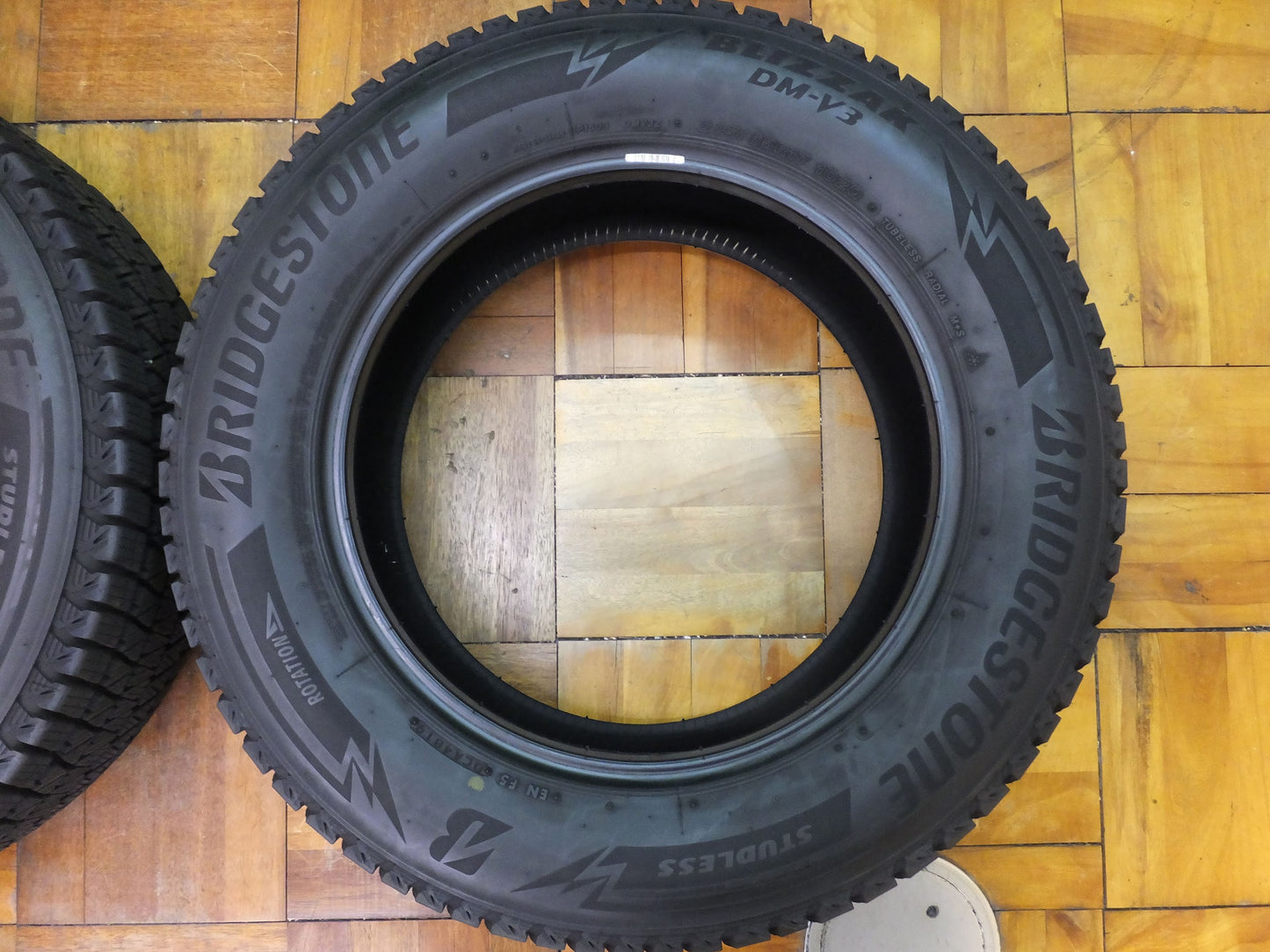 [送料無料]バリ溝！19年製！9.5分★スタッドレス ブリザック DM-V3 225/65R17 ブリヂストン 17インチ タイヤ ハリアー CX-3 CX-8 ヴァンガード 等★1122112ヒスタ