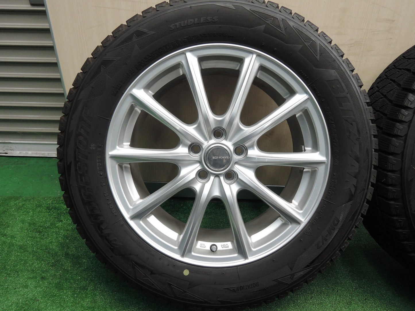 [送料無料]バリ溝！キレイ！9分★スタッドレス 225/60R17 ブリヂストン ブリザック DM-V2 ECO FORME エコフォルム PCD100/5H★3112404HAス