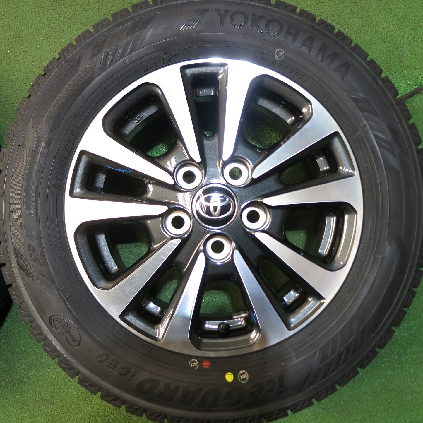 [送料無料]タイヤ未使用！22年★トヨタ 80系 ノア ヴォクシー エスクァイア 純正 195/65R15 スタッドレス ヨコハマ アイスガード iG60 PCD114.3/5H★3052207Hス