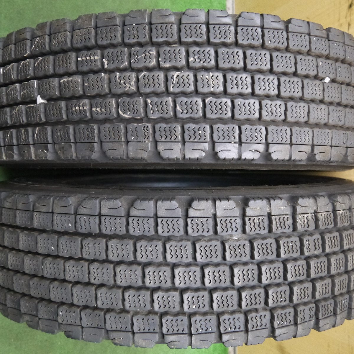 [送料無料]2本価格！20年★★トラック 再生 タイヤ 225/80R17.5 123/122L スタッドレス ブリヂストン W910 ベース 17.5インチ★3040506クスタ
