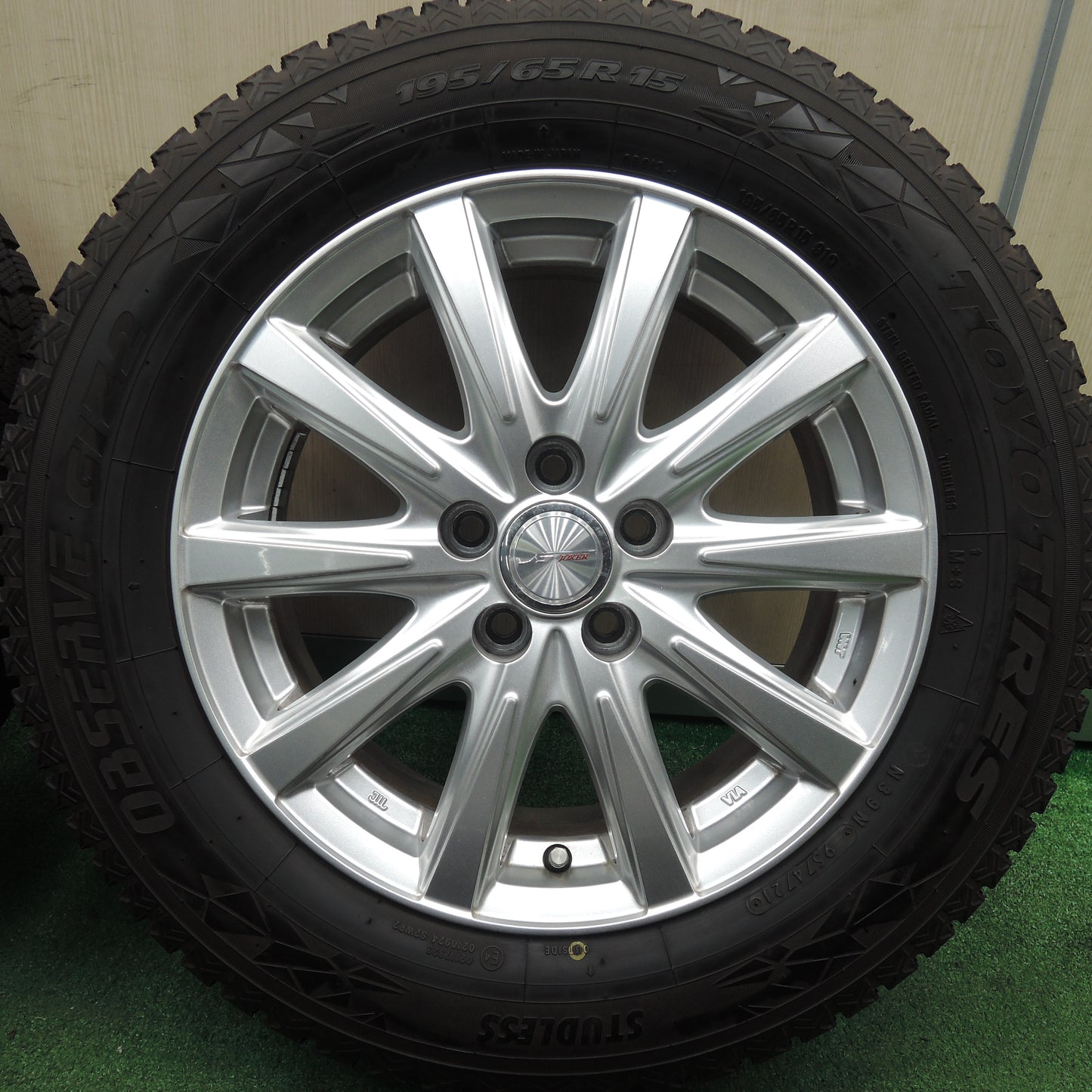 *送料無料*バリ溝！21年！キレイ！9.5分★プリウス 等 195/65R15 スタッドレス トーヨー オブザーブ GIZ2 JOKER 15インチ PCD100/5H★3120203HAス