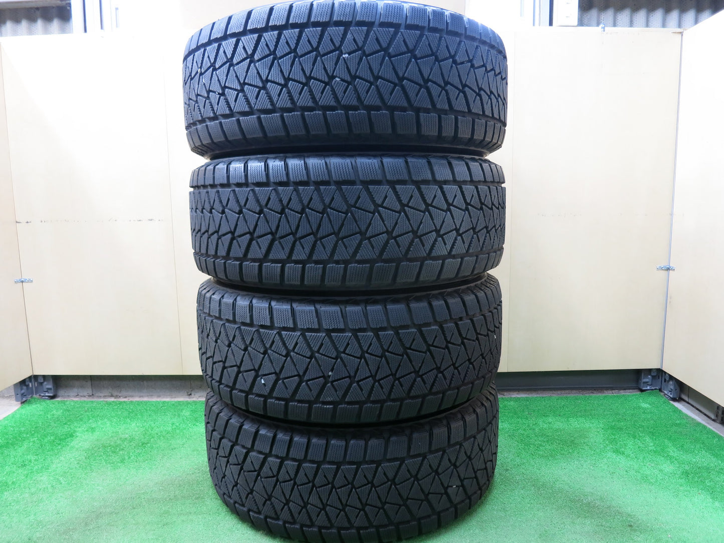 [送料無料]バリ溝 18年！9.5分以上★ジープ 等 XTREME-J XJ04 285/60R18 スタッドレス ブリヂストン ブリザック DM-V2 エクストリームJ PCD127/5★2122002ヒス