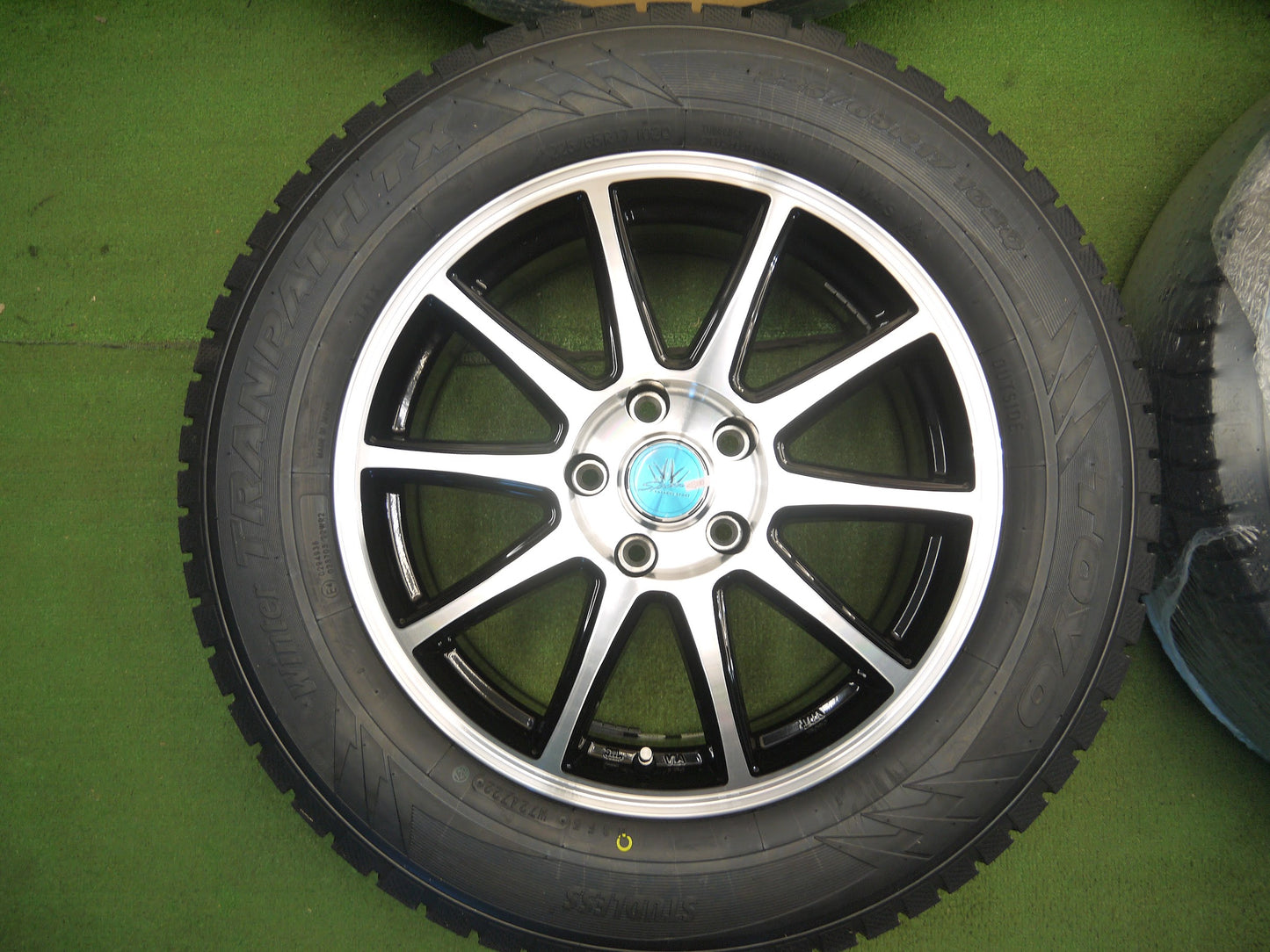 [送料無料]未使用！22年★スタッドレス 225/65R17 LOXARNY SPORT トーヨー ウインター トランパス TX ロクサーニ スポーツ 17インチ PCD114.3/5H★3011806クス