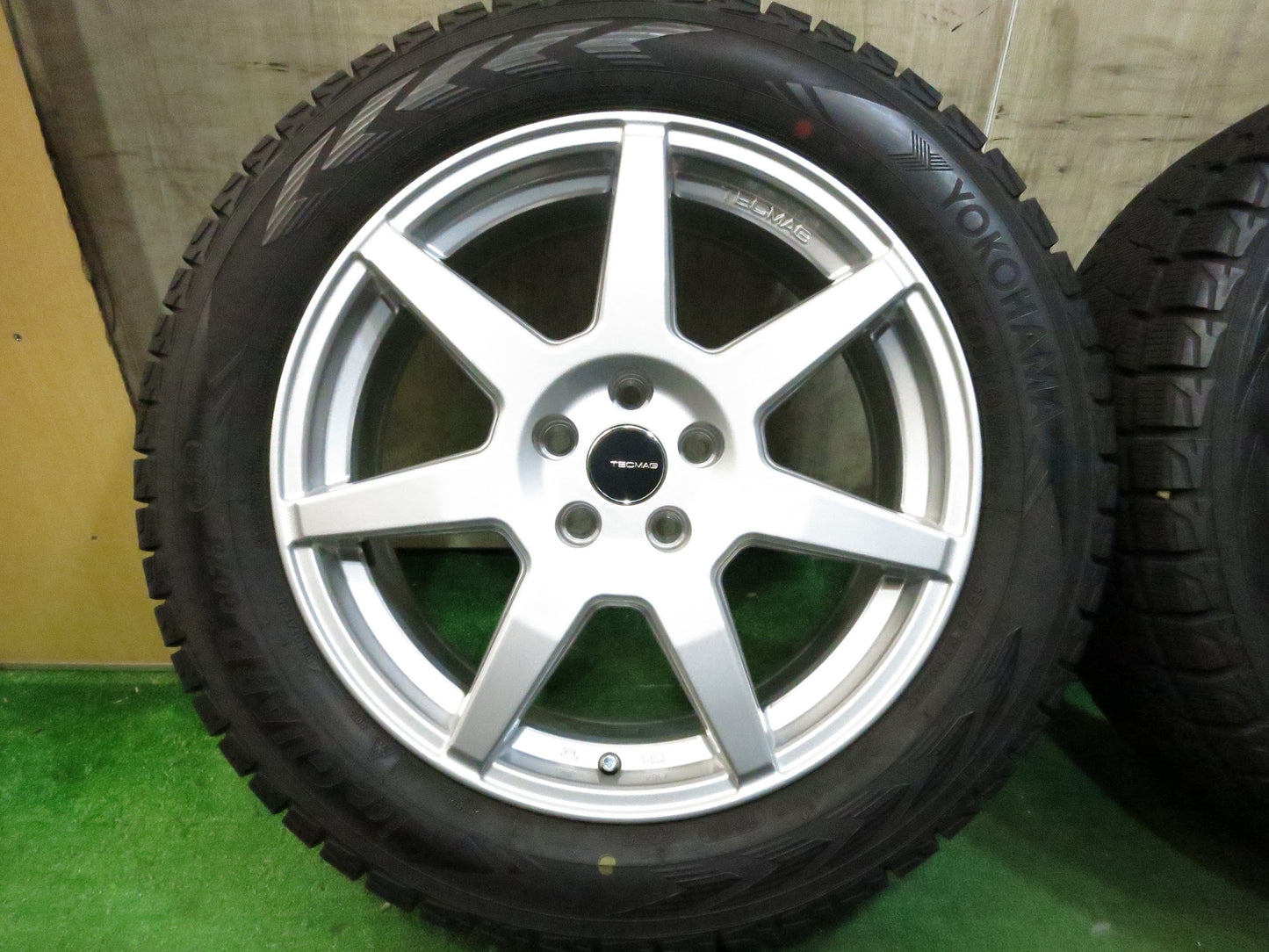 [送料無料]バリ溝！20年！キレイ！9.5分★ボルボ 等 TECMAG 235/55R18 スタッドレス ヨコハマ アイスガード G075 テクマグ 18インチ PCD108/5H★3011310Hス