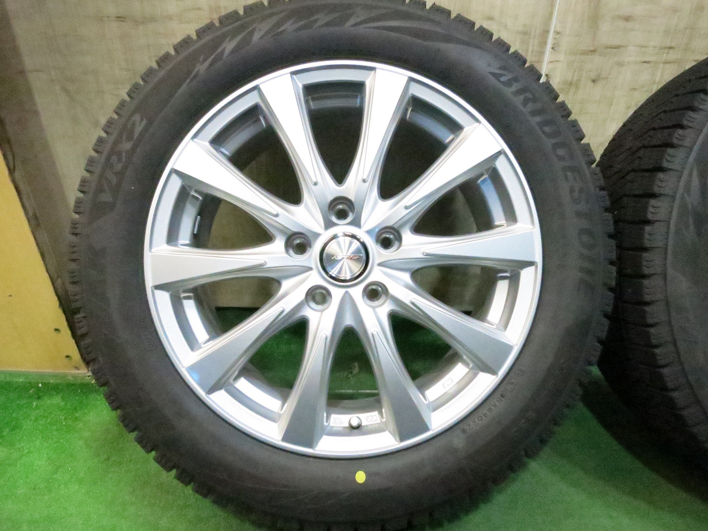 [送料無料]超バリ溝！22年！キレイ！9.5分以上★スタッドレス 215/55R17 ブリヂストン ブリザック VRX2 JOKER ジョーカー 17インチ PCD114.3/5H★3030108Hス