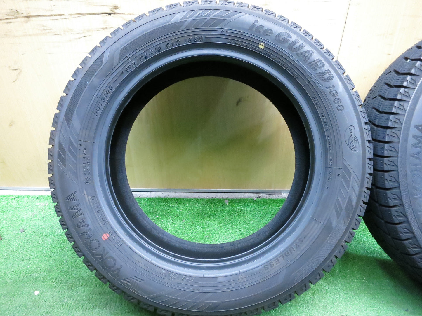 [送料無料]バリ溝！21年！ほぼ10分★スタッドレス 175/65R15 ヨコハマ アイスガード iG60 タイヤ 15インチ アクア ヴィッツ フィット 等★2121609Hスタ