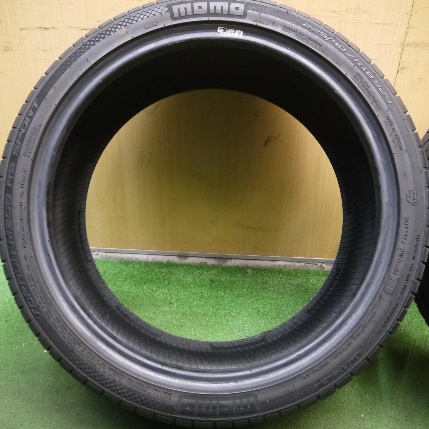 *送料無料*バリ溝！23年！9.5分★225/40R18 モモ TOPRUN M300 AS SPORT タイヤ 18インチ★3121504Hノタ