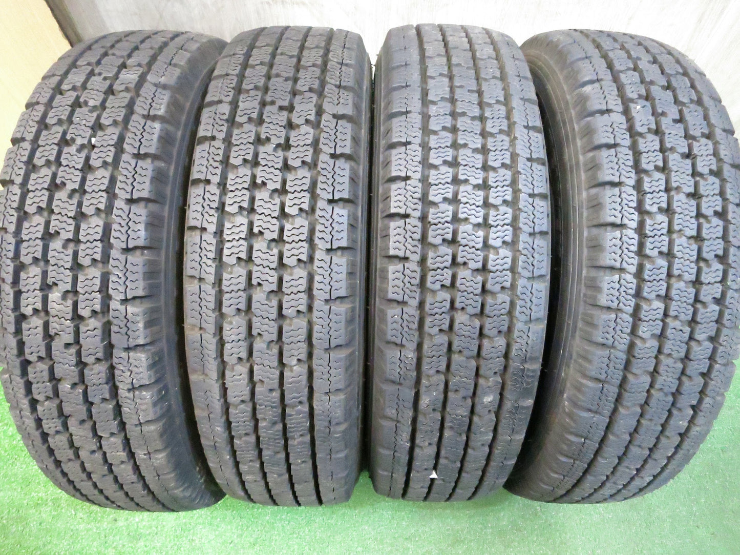 [送料無料]バリ溝！22年！ほぼ10分★スタッドレス 145/80R12 80/78N トーヨー デルベックス 935 スチール ホイール PCD100 110 114.3/4H マルチ★3022203Hス
