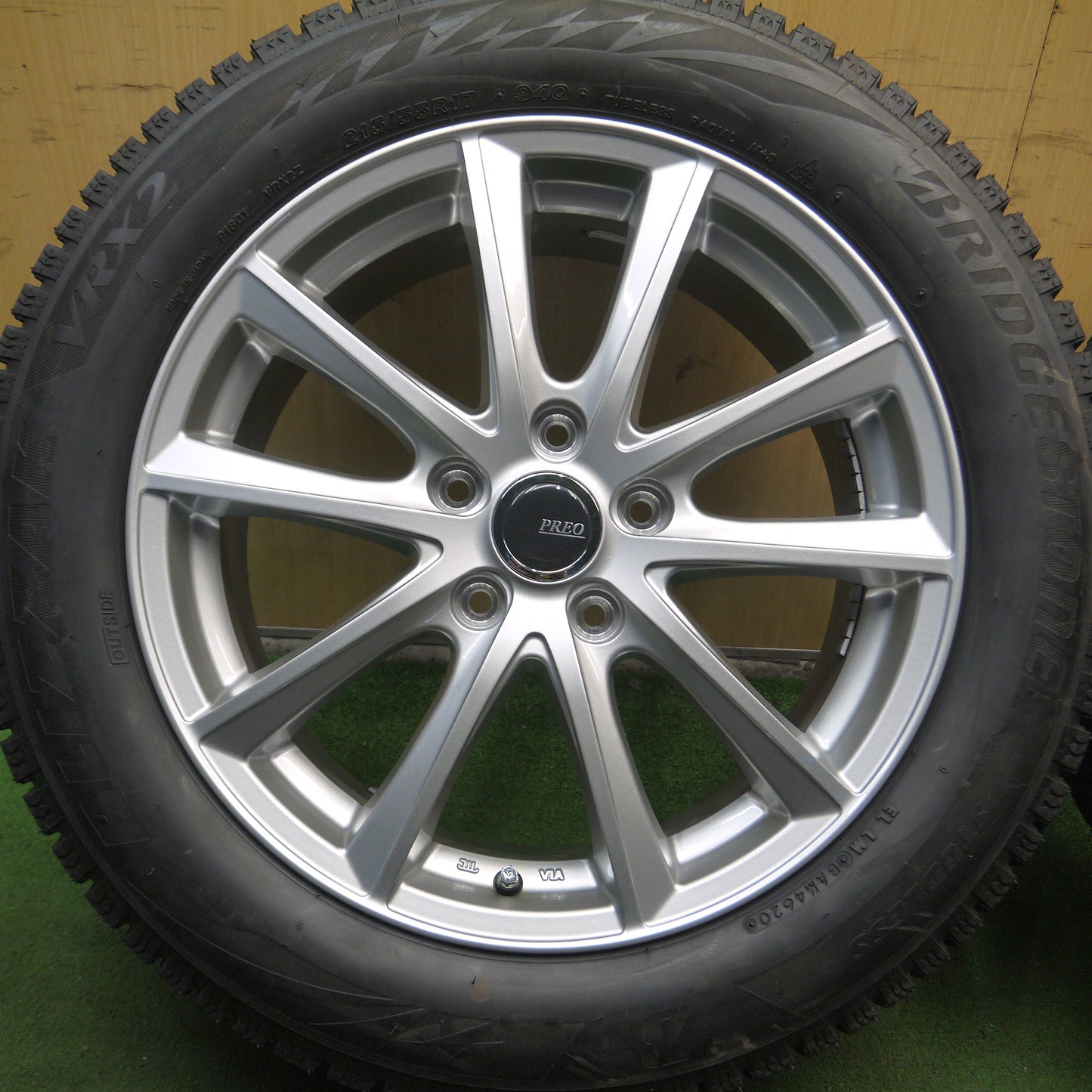 *送料無料*バリ溝！20年！キレイ！ほぼ10分★スタッドレス 215/55R17 ブリヂストン ブリザック VRX2 PREO プレオ 17インチ PCD114.3/5H★3112205Hス