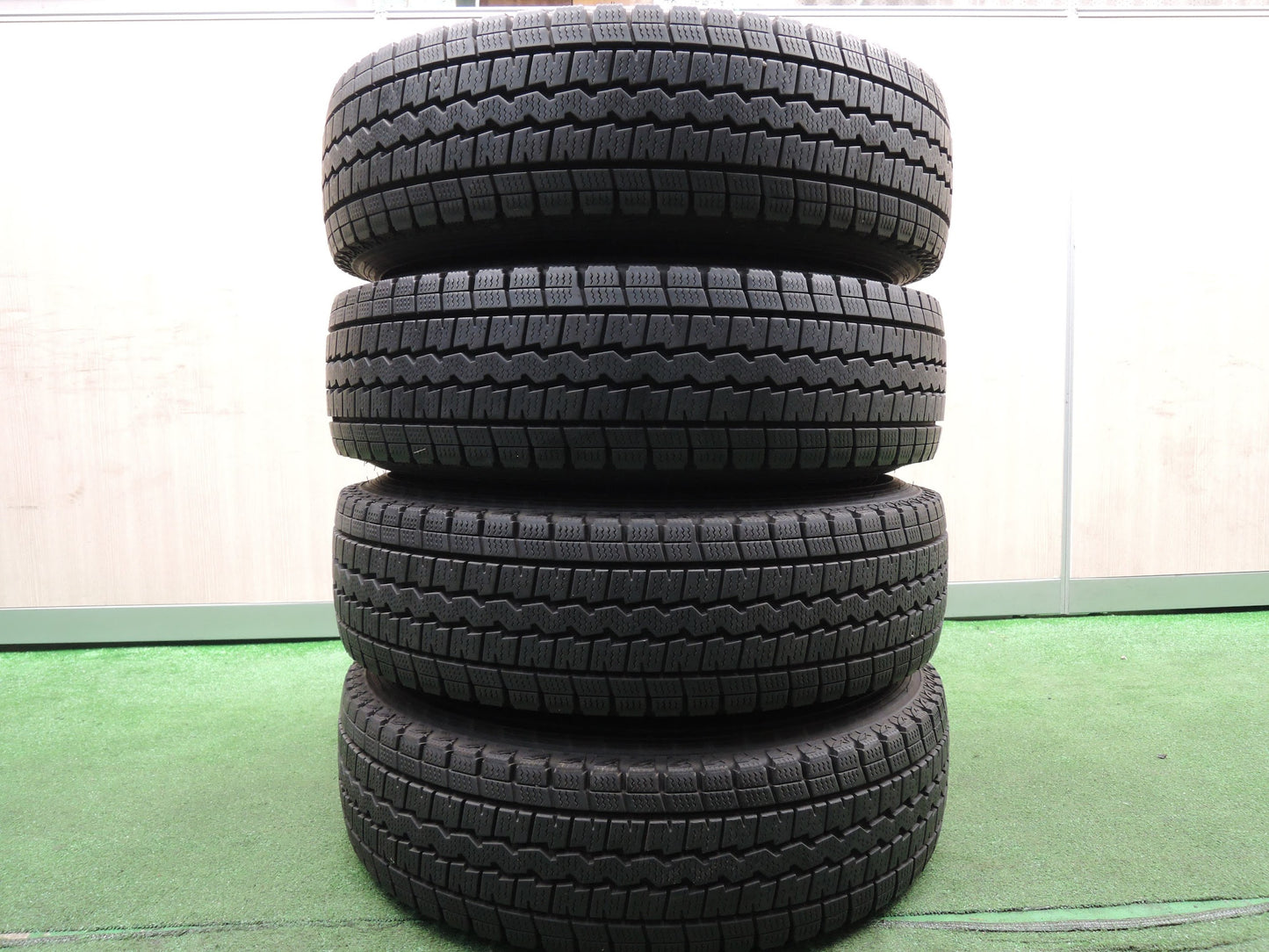 [送料無料]バリ溝！9.5分★スタッドレス 165R13 6PR ダンロップ ウインターマックス SV01 TOPY SCHWARZ MV スチール PCD100 114.3/4H マルチ★3112513HAス