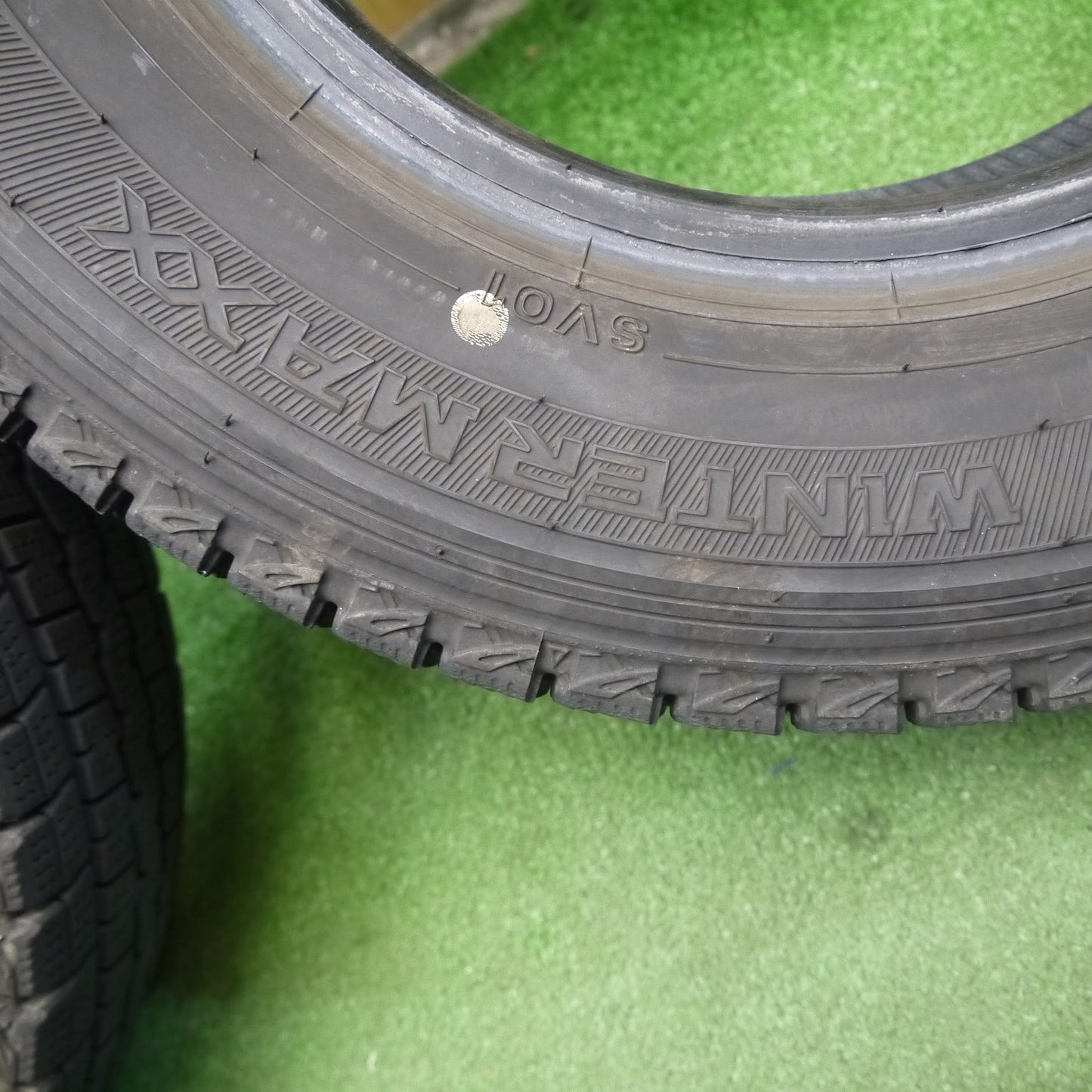 [送料無料]バリ溝！22年！9.5分★スタッドレス 145R12 6PR ダンロップ ウインターマックス SV01 タイヤ 12インチ 軽 トラック バン 等★3063001Hスタ
