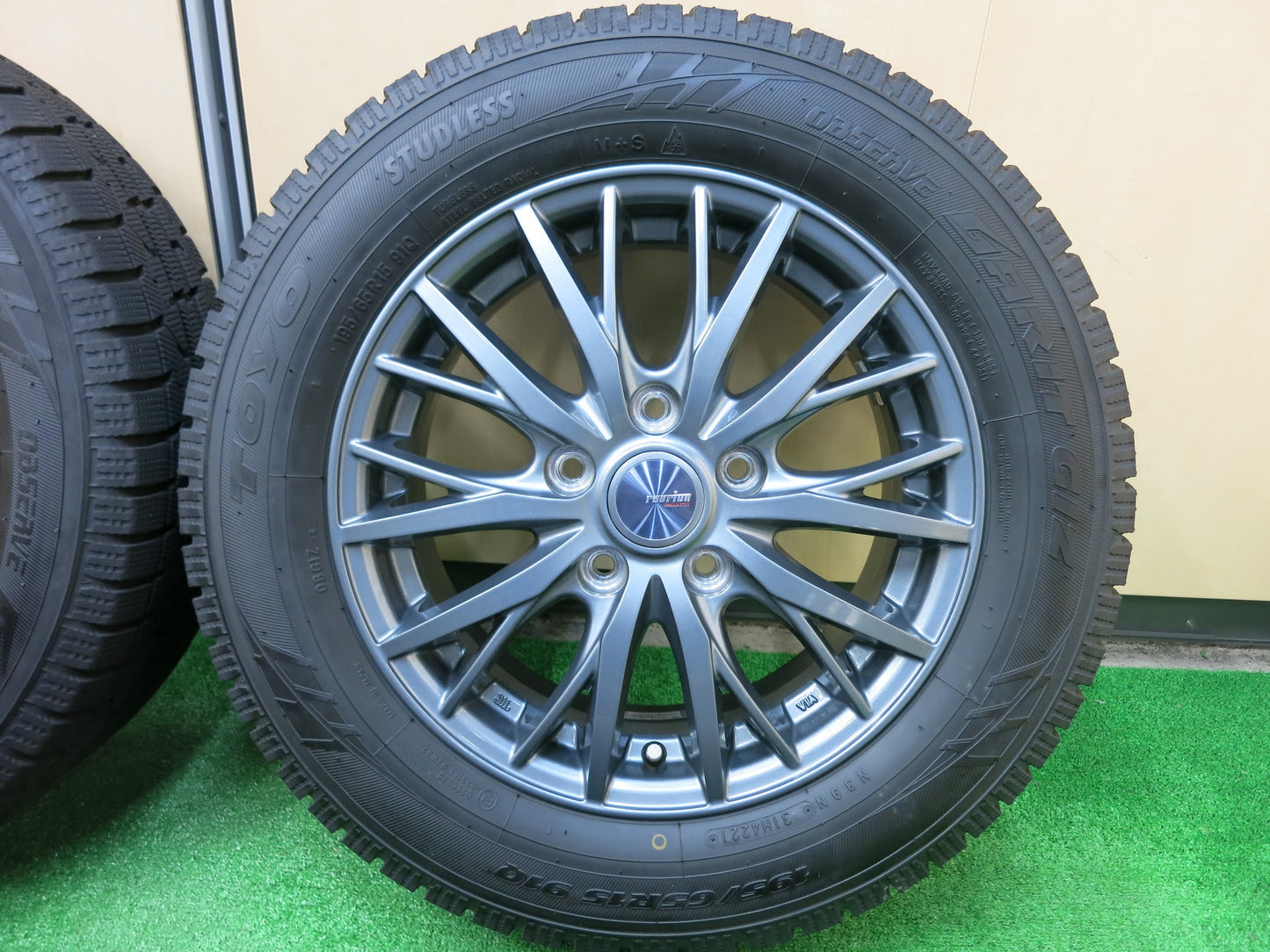 [送料無料]バリ溝！21年！キレイ！ほぼ10分★スタッドレス 195/65R15 トーヨー オブザーブ ガリット GIZ ravrion RM01 ラブリオン PCD114.3/5H★3011603ヒス