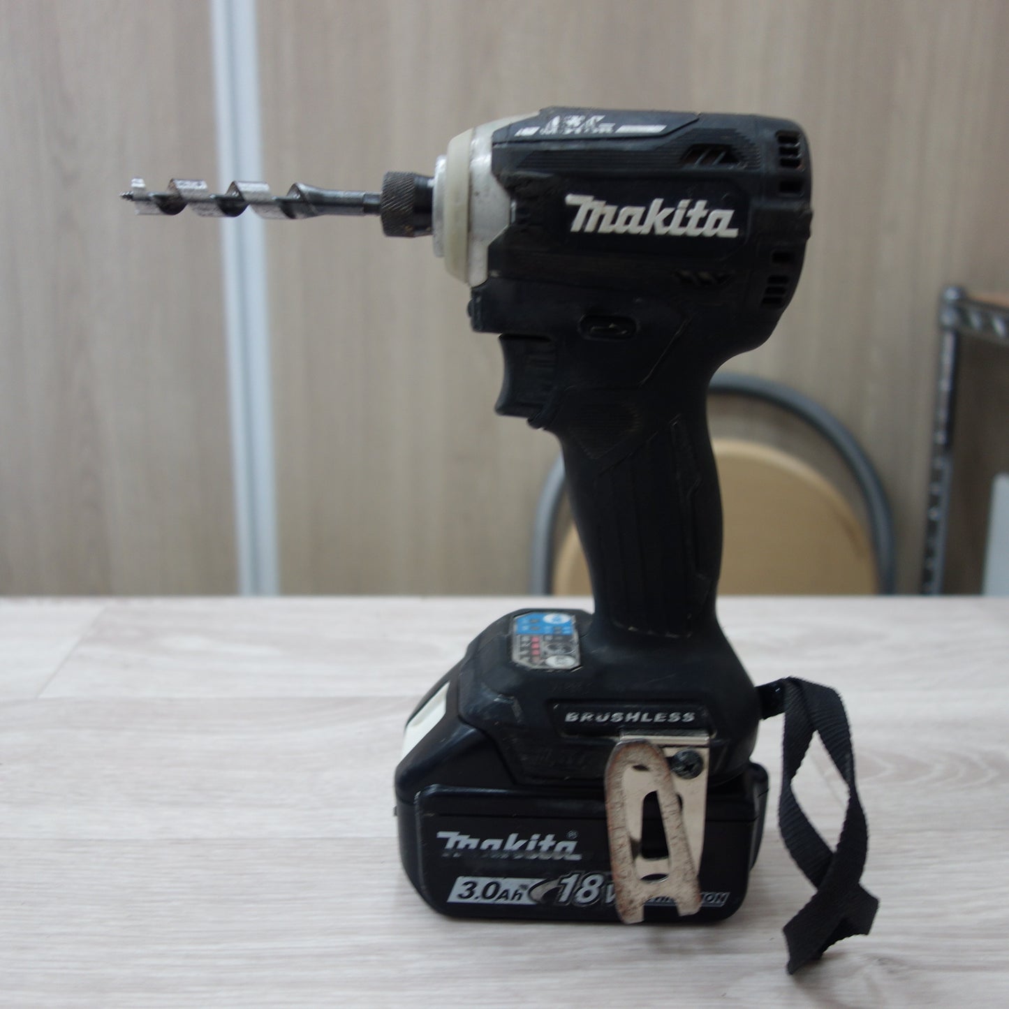 [送料無料] バッテリー2個！付属品付☆マキタ 充電式 インパクトドライバ TD171DRGXB 電動 工具 makita 充電器 DC18RF☆