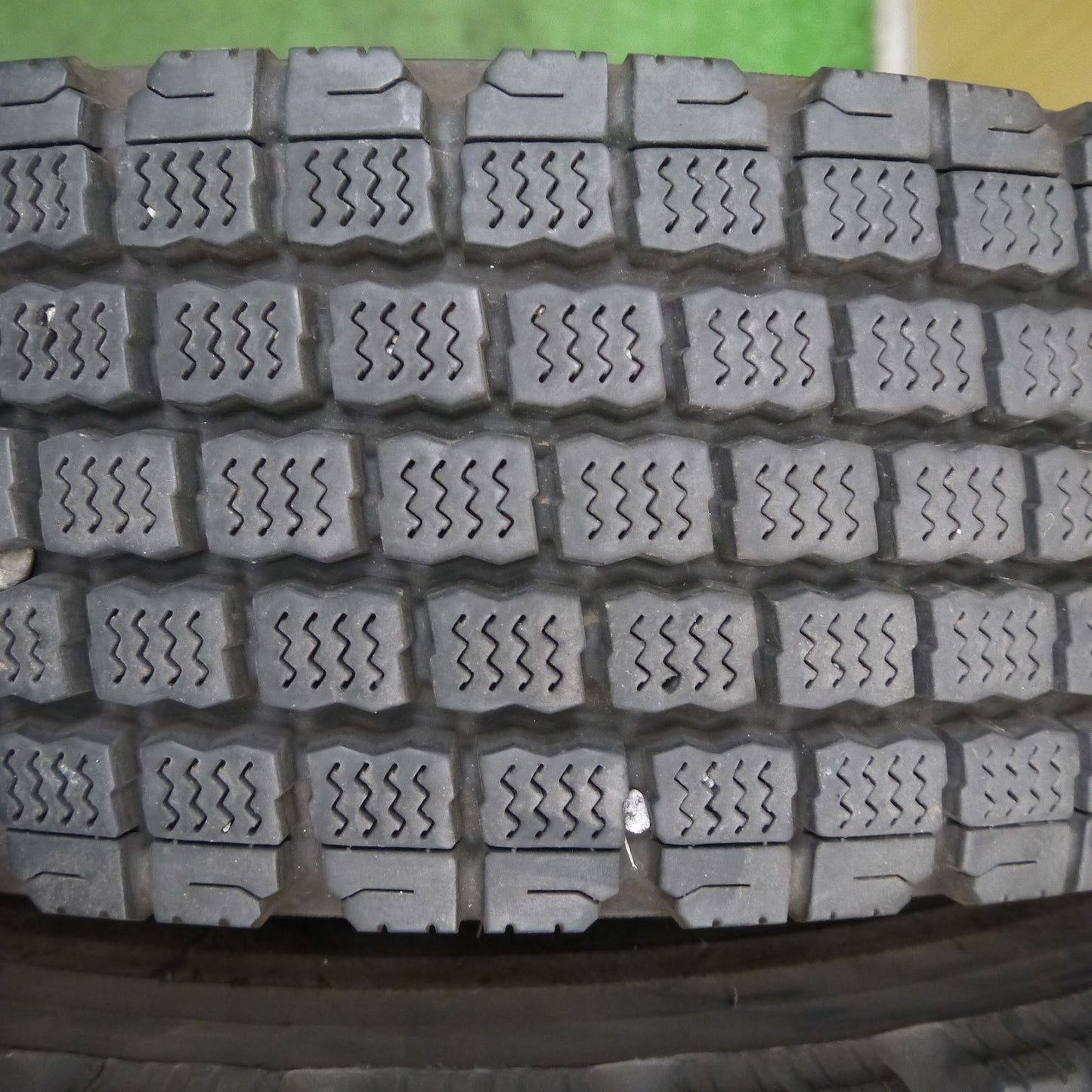 [送料無料]バリ溝！22年！9.5分★トラック タイヤ 225/80R17.5 123/122L スタッドレス ブリヂストン W910 17.5インチ★3041812クスタ