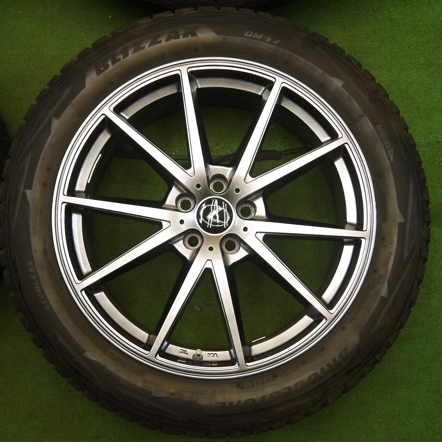 [送料無料]バリ溝！綺麗！9.5分★レクサス 等 LF SPORT 235/55R20 スタッドレス ブリヂストン ブリザック DM-V2 アルミ 20インチ PCD114.3/5H★3071704KKス