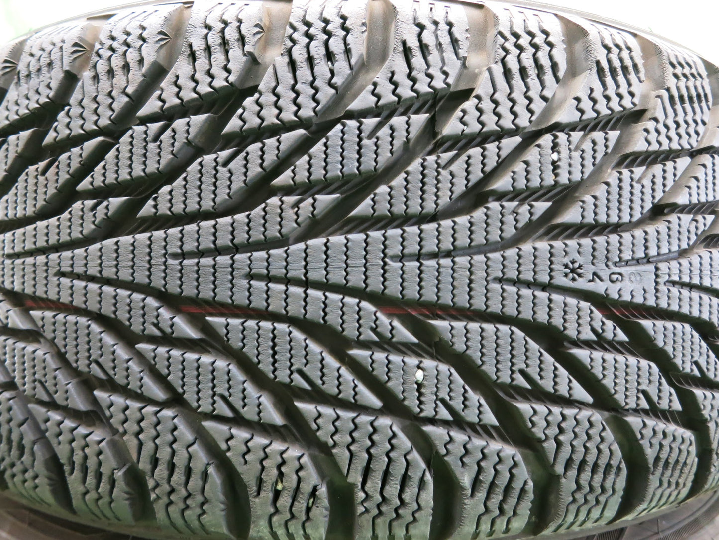 [送料無料]バリ溝！キレイ！9.5分★スタッドレス 195/50R16 Eurodesign クラシックエイト ノキアン ハッカペリッタ R2 Classic Eight 16 PCD100/4H★2081012ヒス