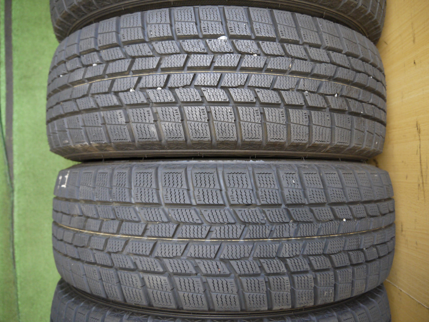 [送料無料]バリ溝！20年！ほぼ10分★スタッドレス 195/65R15 グッドイヤー アイスナビ6 15インチ タイヤ ノア ヴォクシー エスクァイア 等★2050613クスタ