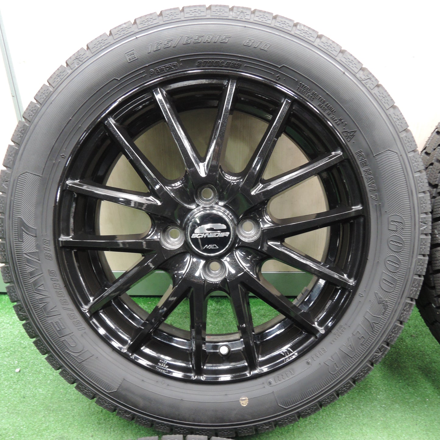 *送料無料*バリ溝！21年！キレイ！9.5分★スタッドレス 165/65R15 グッドイヤー アイスナビ7 SCHNEIDER MiD シュナイダー PCD100/4H★4010907TNス