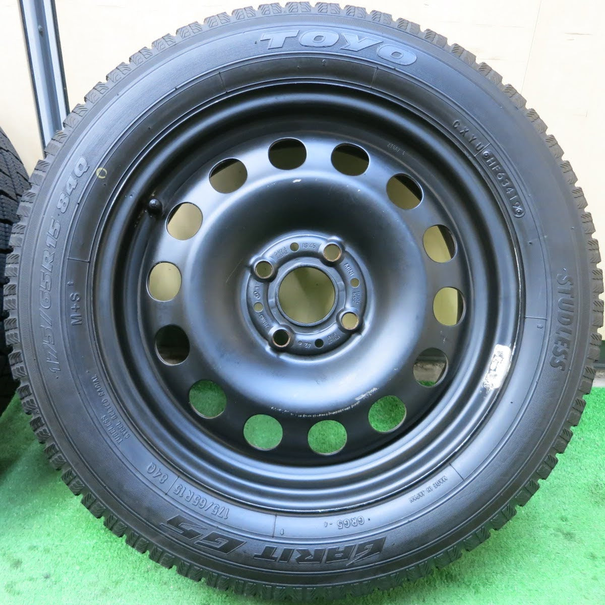 [送料無料]超バリ溝！19年！キレイ！ほぼ10分★BMW MINI ミニ 純正 175/65R15 スタッドレス トーヨー ガリット G5 15インチ PCD100/4H★3081006イス