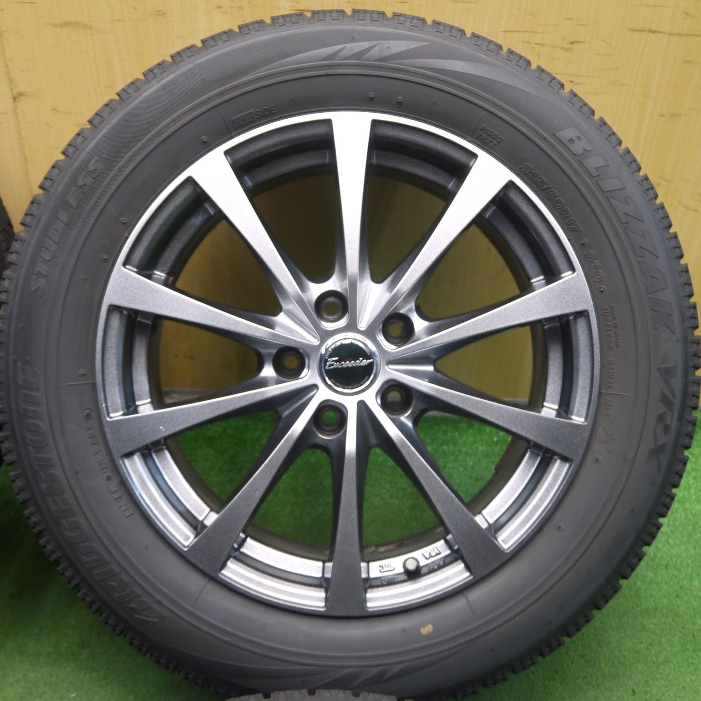[送料無料]キレイ！19年★スタッドレス 215/60R17 ブリヂストン ブリヂストン VRX Exceeder HOT STUFF エクシーダー 17インチ PCD114.3/5H★3071703クス