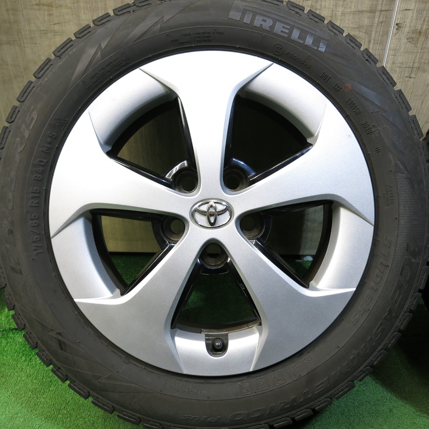 [送料無料]4本価格★トヨタ 30系 プリウス 純正 175/65R15 スタッドレス ピレリ アイスアシンメトリコ プラス 15インチ PCD100/5H★3042615Hス