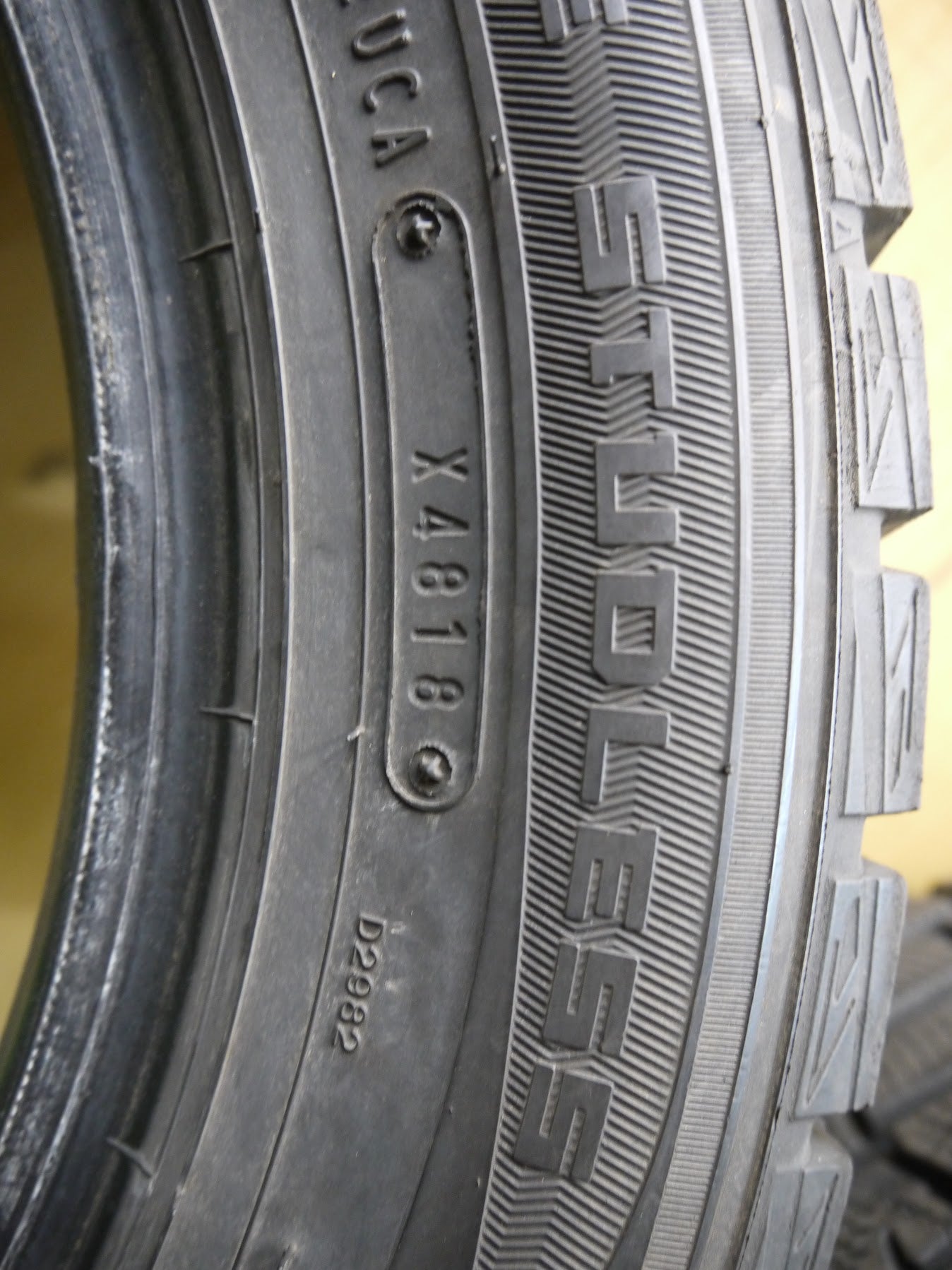 [送料無料]バリ溝！18年！9分★スタッドレス 185/60R15 ダンロップ ウインターマックス WM01 タイヤ 15インチ シエンタ アリオン プレミオ 等★2070213ヤスタ