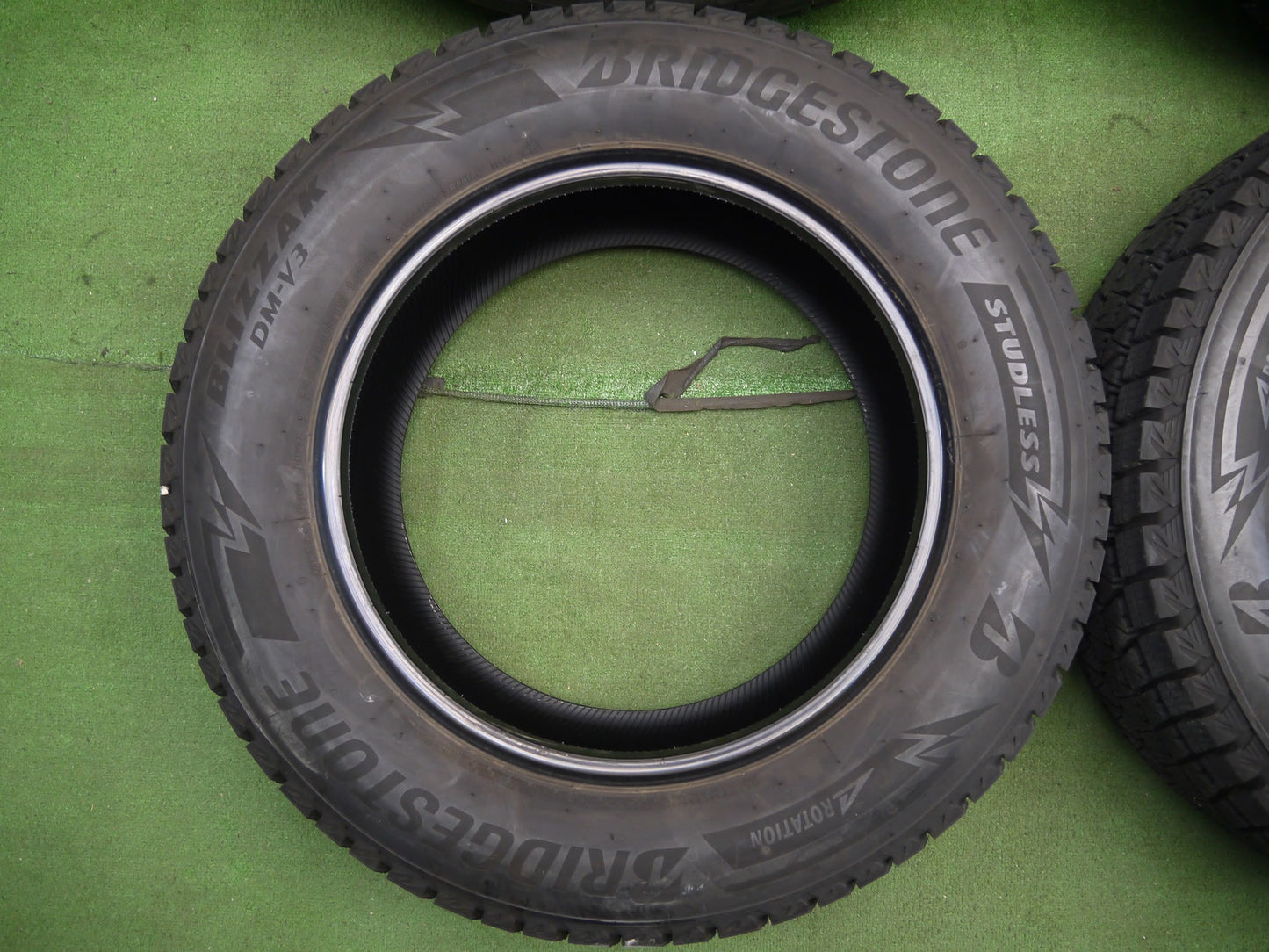 [送料無料]バリ溝！19年！9.5分★スタッドレス 265/60R18 ブリヂストン ブリザック DM-V3 タイヤ 18インチ ランクル プラド パジェロ 等★3020605クスタ