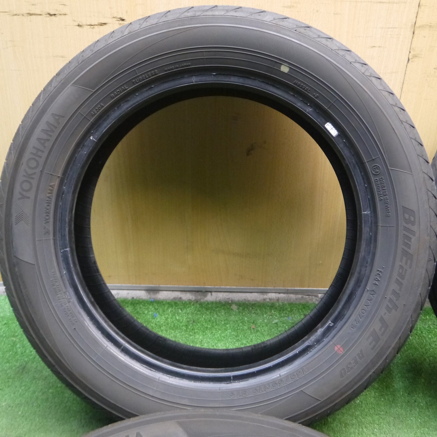 *送料無料*バリ溝！23年！9.5分以上★165/65R15 ヨコハマ BluEarth-FE AE30 ブルーアース タイヤ 15インチ タフト ソリオ デリカ 等★4012302KKノタ
