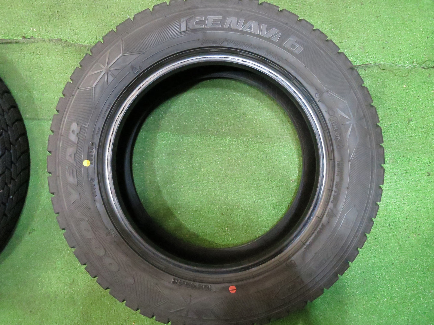 [送料無料]バリ溝！20年！9.5分以上★スタッドレス 165/70R14 グッドイヤー アイスナビ6 タイヤ 14インチ ヴィッツ スイフト アクア ルーミー 等★2122808Hスタ