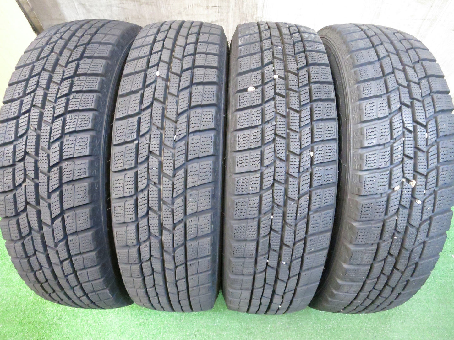 [送料無料]バリ溝！20年！9.5分以上★スタッドレス 165/70R14 グッドイヤー アイスナビ6 タイヤ 14インチ ヴィッツ スイフト アクア ルーミー 等★2122808Hスタ