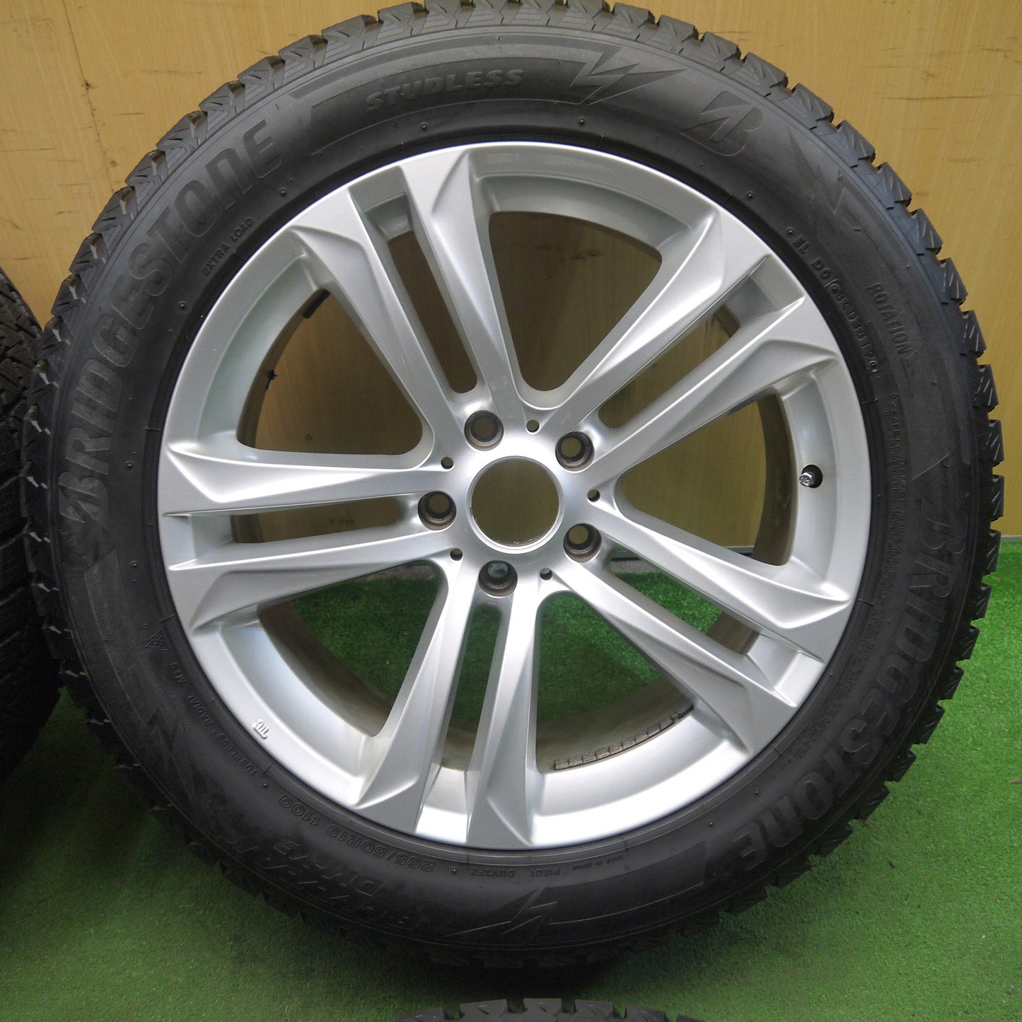[送料無料]バリ溝！19年！キレイ！9.5分以上★BMW 等 MAK 265/50R19 スタッドレス ブリヂストン ブリザック DM-V3 19インチ PCD120/5H★3041202クス