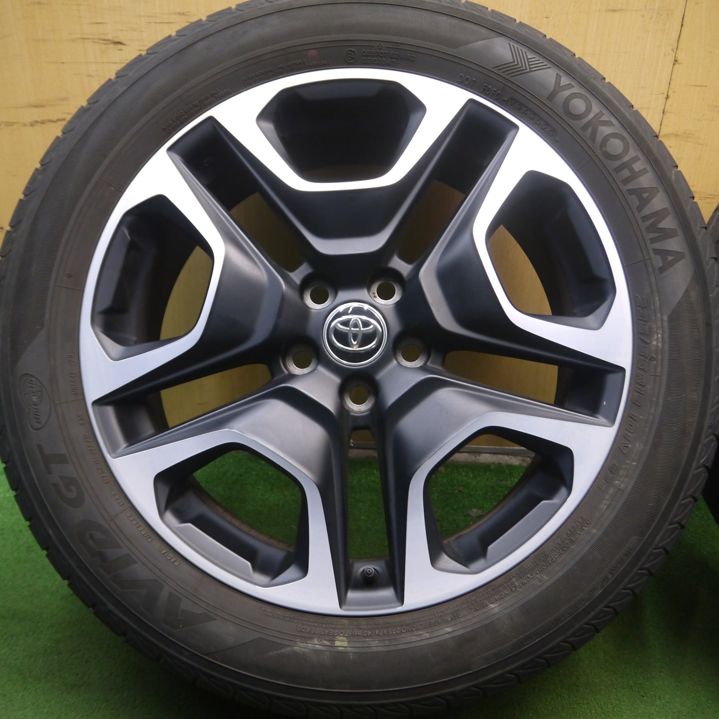 *送料無料* キレイ！20年★トヨタ RAV4 アドベンチャー 純正 235/55R19 ヨコハマ AVID GT S35 19インチ PCD114.3/5H★4022011Hノ