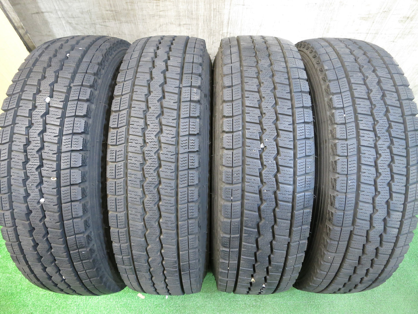 [送料無料]バリ溝！18年！9.5分★スタッドレス 165R13 6PR ダンロップ ウインターマックス SV01 スチール ホイール 13インチ PCD100 114.3/4H★2111413Hス