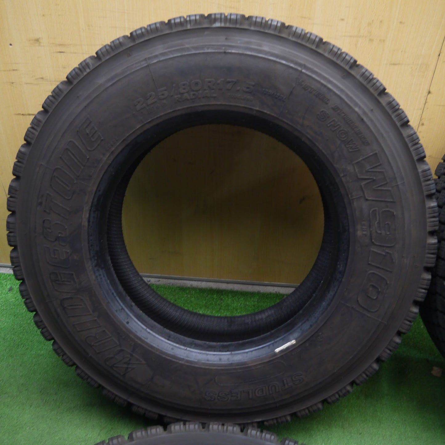 [送料無料]バリ溝！22年！8.5分★トラック タイヤ 225/80R17.5 123/122L スタッドレス ブリヂストン W910 17.5インチ★3041801クスタ