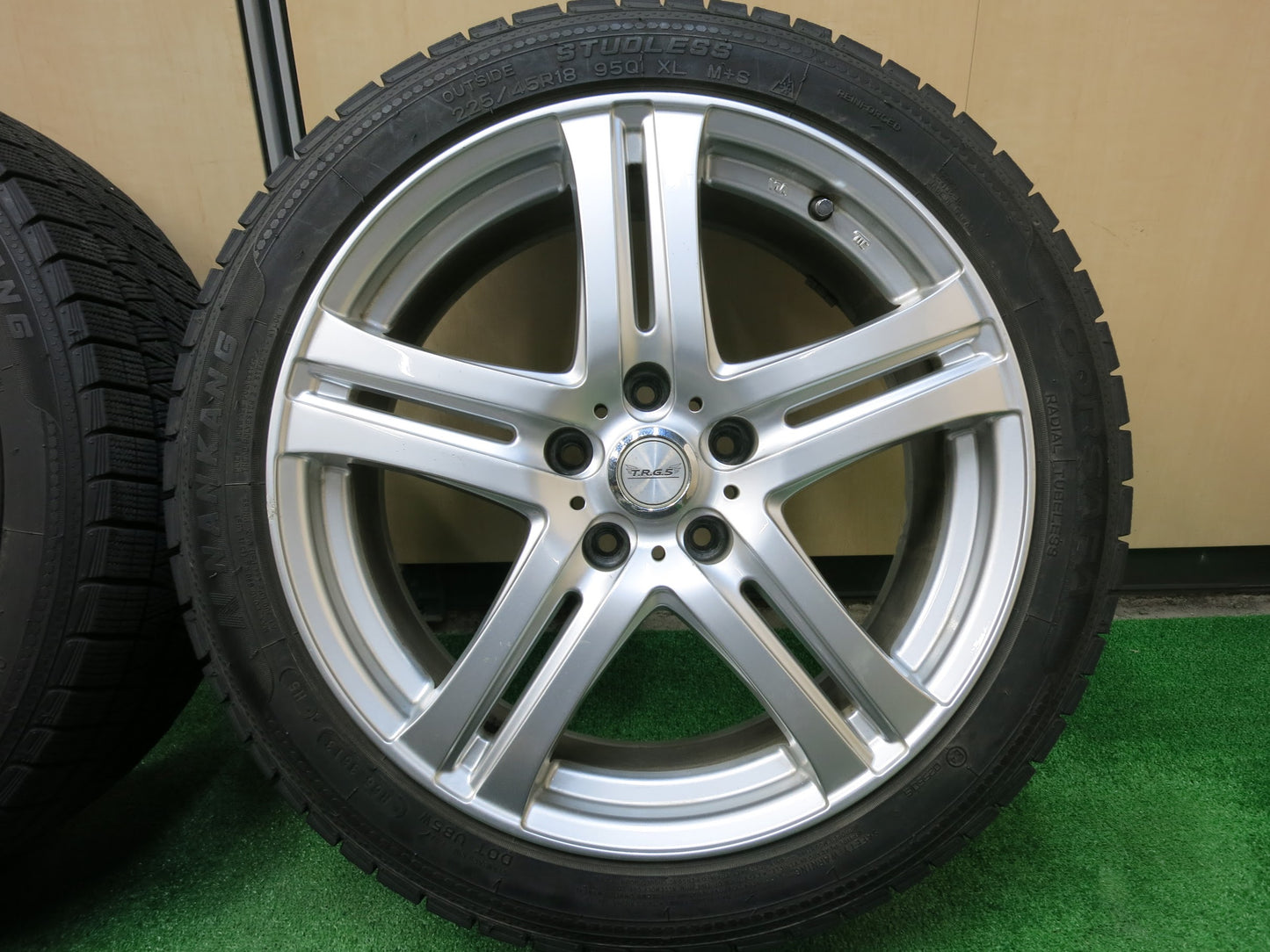 [送料無料]バリ溝！8.5分★スタッドレス 225/45R18 ナンカン CORSAFA T.R.G.5. TRG5 社外 アルミ 18インチ PCD114.3/5H★2122705ヒス