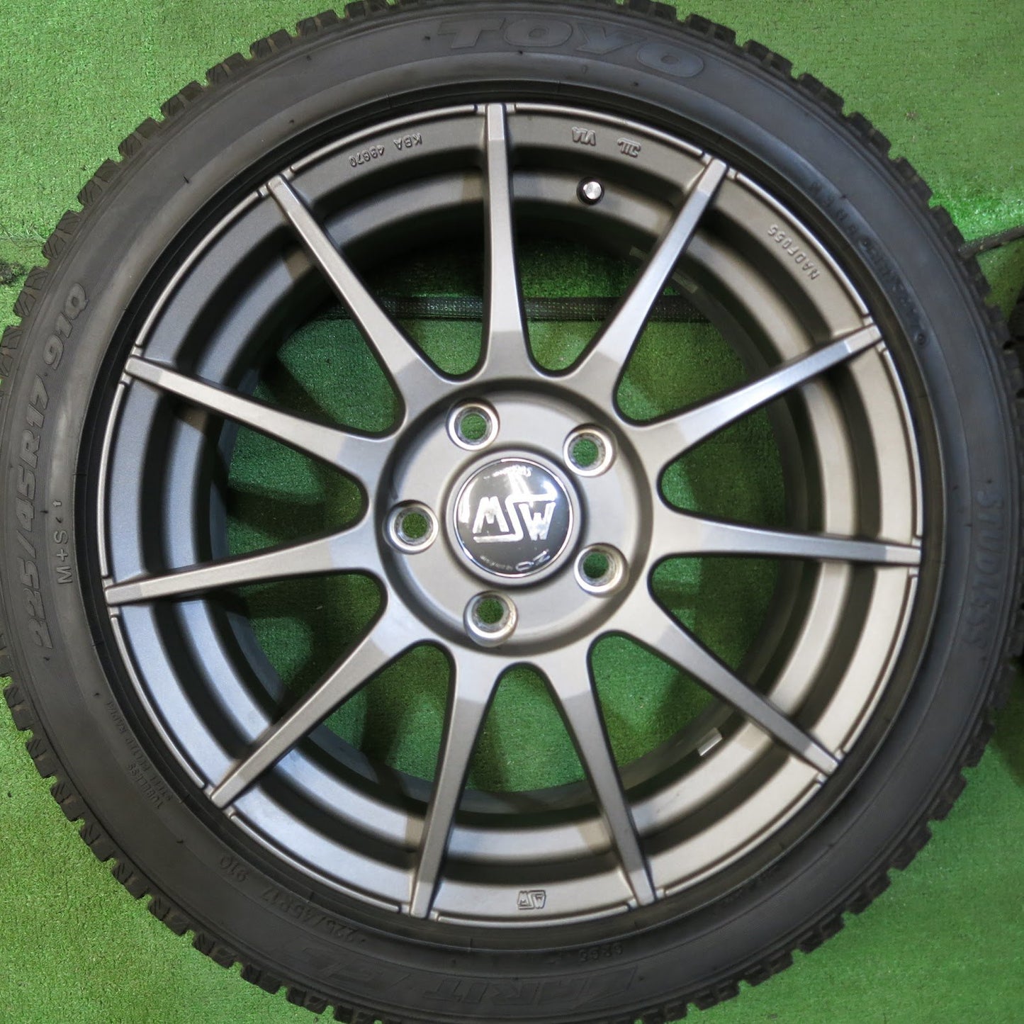 [送料無料]バリ溝！キレイ！9.5分★MSW O・Z 225/45R17 スタッドレス トーヨー ガリット G5 17インチ OZ PCD120/5H BMW 等★3042106Hス