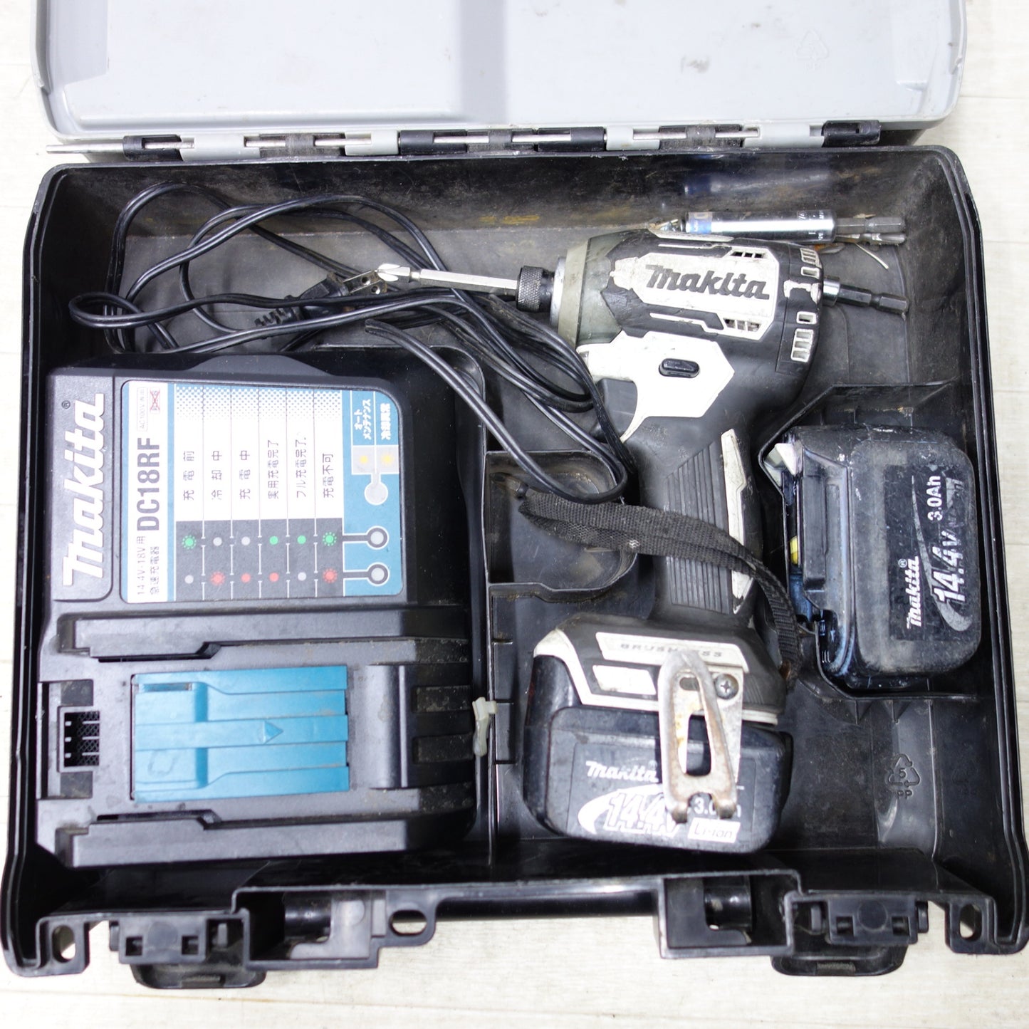 [送料無料] ◆makita マキタ 充電式インパクトドライバ TD170D 14.4V BL1430 バッテリー２個 充電器付き 電動工具◆