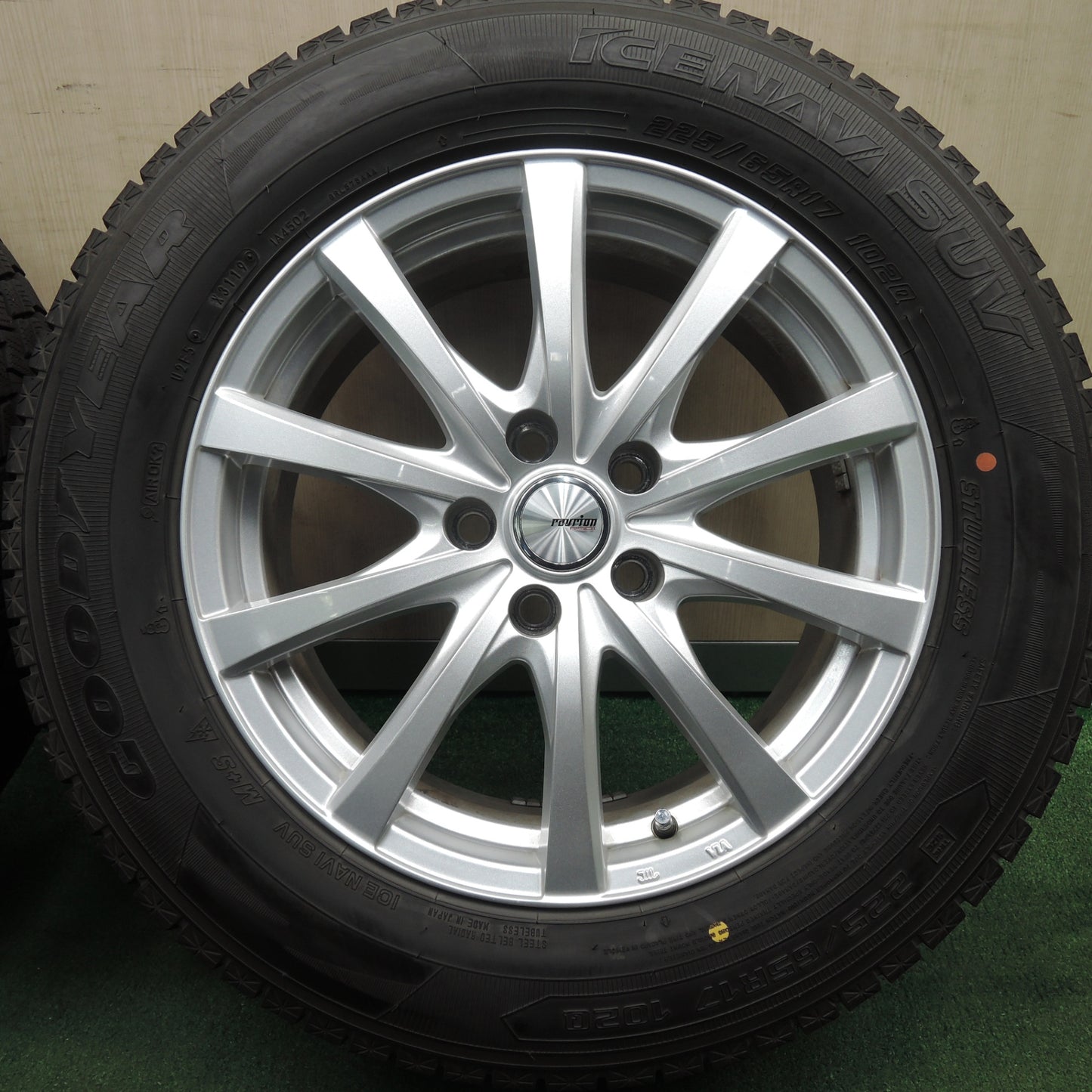 *送料無料* バリ溝！キレイ！9.5分以上★スタッドレス 225/65R17 グッドイヤー アイスナビ SUV ravrion RS01 17インチ PCD114.3/5H★4030203HAス