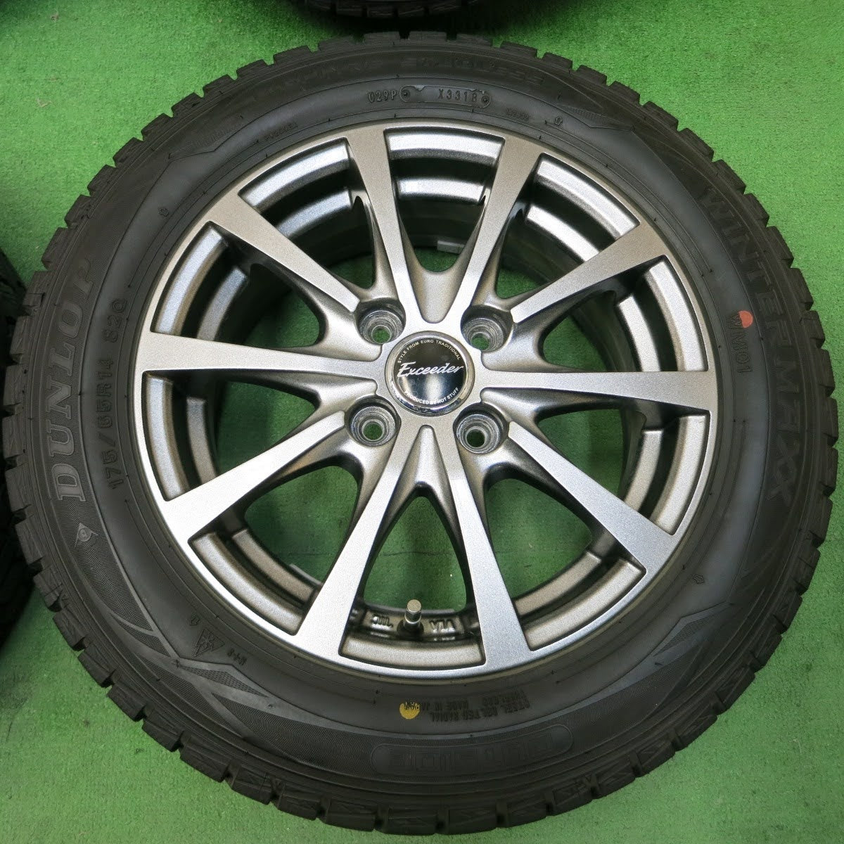 [送料無料]バリ溝！綺麗！9.5分★スタッドレス 175/65R14 ダンロップ ウインターマックス WM01 Exceeder HOTSTUFF エクシーダー 14インチ PCD100/4H★3070702イス